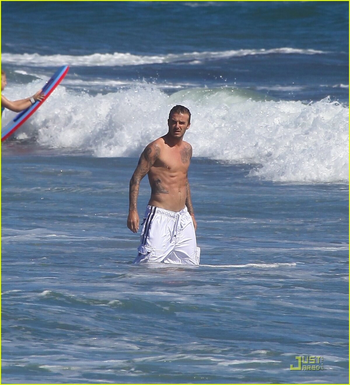 FOTO David Beckham nu-şi neglijează pasiunile. Face surfing toată ziua!