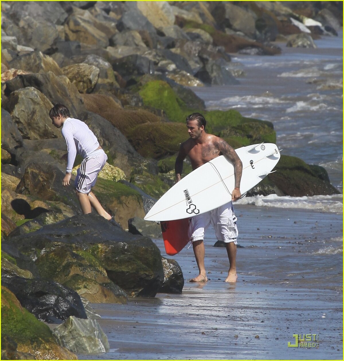 FOTO David Beckham nu-şi neglijează pasiunile. Face surfing toată ziua!