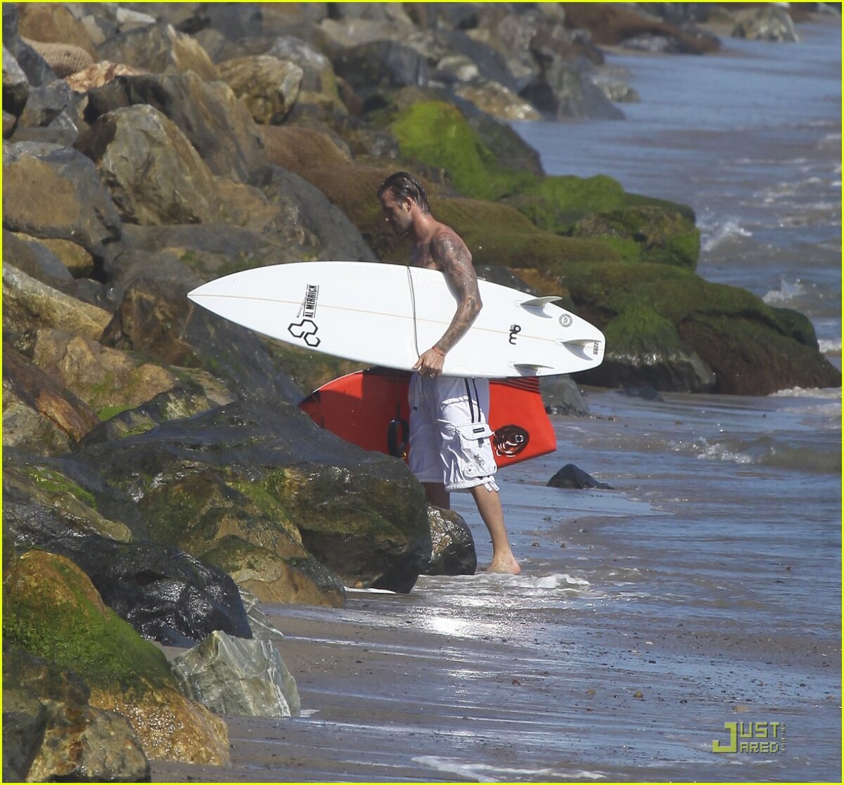 FOTO David Beckham nu-şi neglijează pasiunile. Face surfing toată ziua!