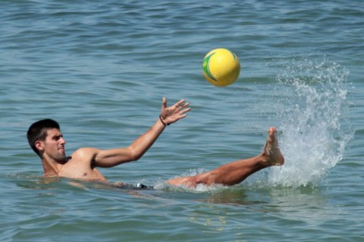 FOTO Novak Djokovici s-a jucat pe plaja de la St. Tropez