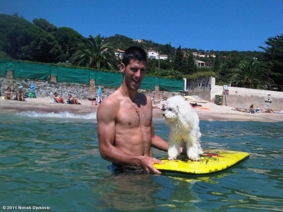 FOTO Novak Djokovici s-a jucat pe plaja de la St. Tropez