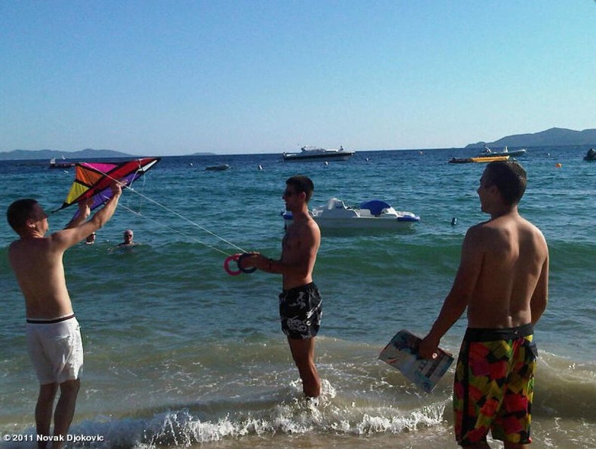 FOTO Novak Djokovici s-a jucat pe plaja de la St. Tropez