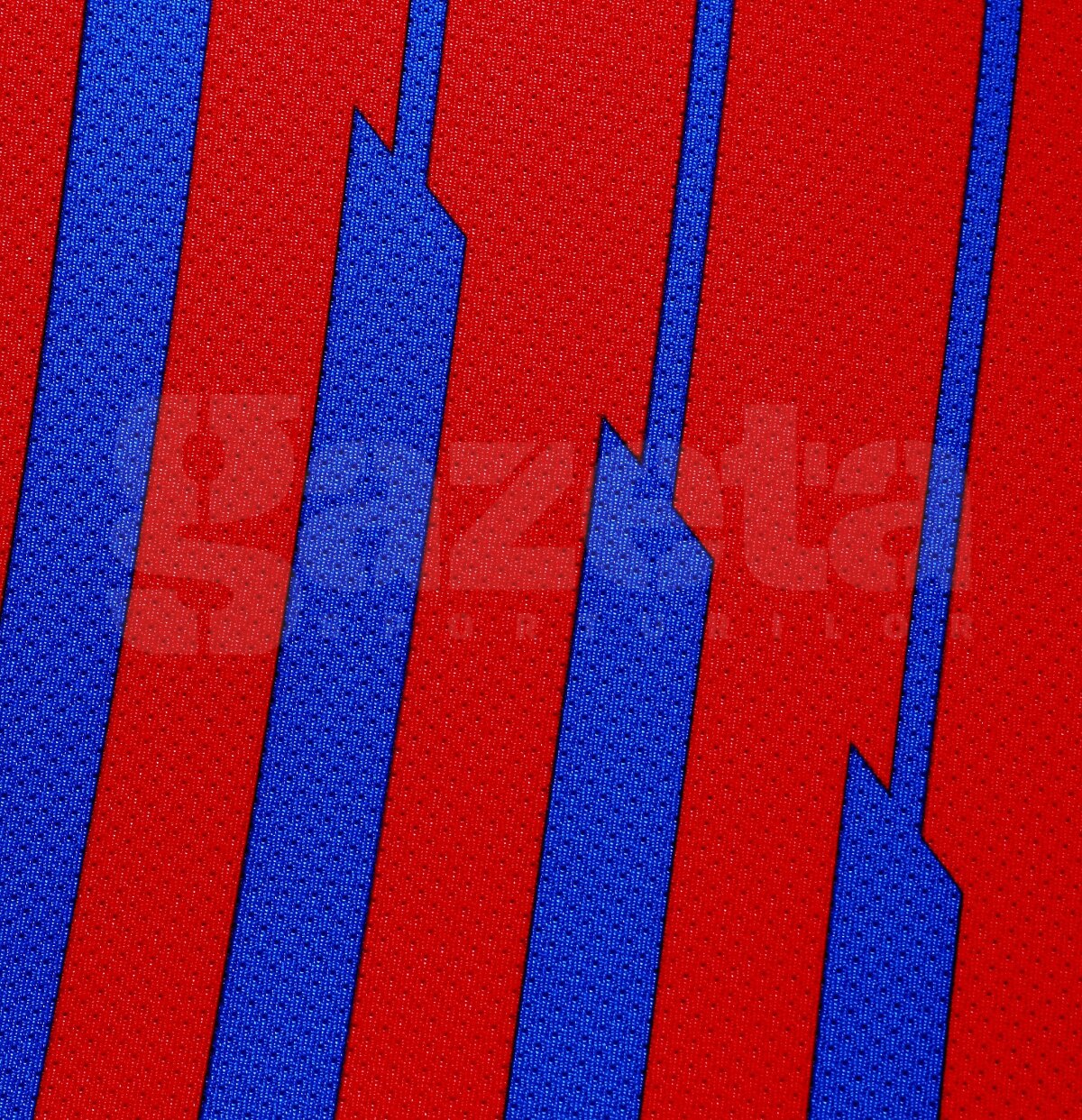 Steaua şi-a prezentat noul echipament » Tricouri ca o clădire de 800 de metri!