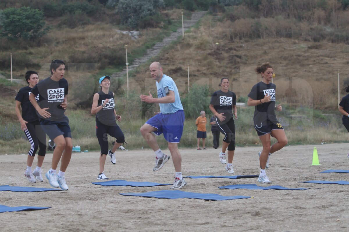 Fetele de la Oltchim au terminat cantonamentul de la mare » Chin pe plajă