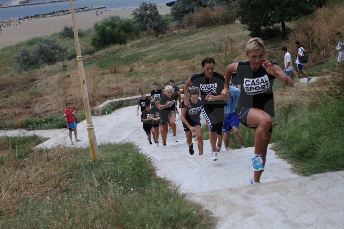 Fetele de la Oltchim au terminat cantonamentul de la mare » Chin pe plajă