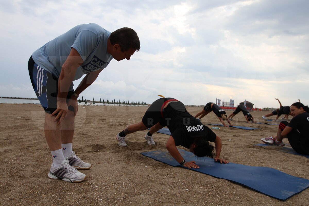 Fetele de la Oltchim au terminat cantonamentul de la mare » Chin pe plajă