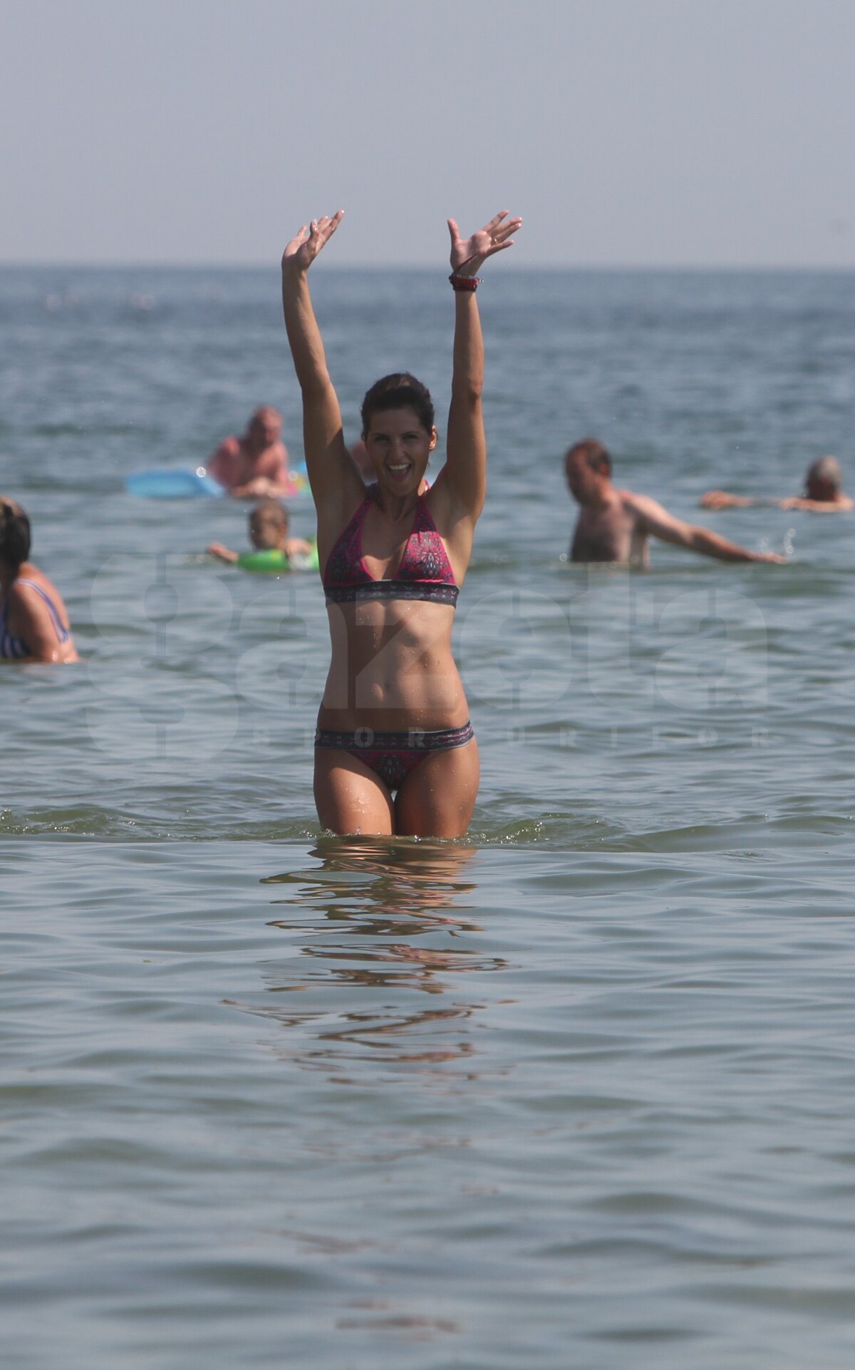 Fetele de la Oltchim au terminat cantonamentul de la mare » Chin pe plajă