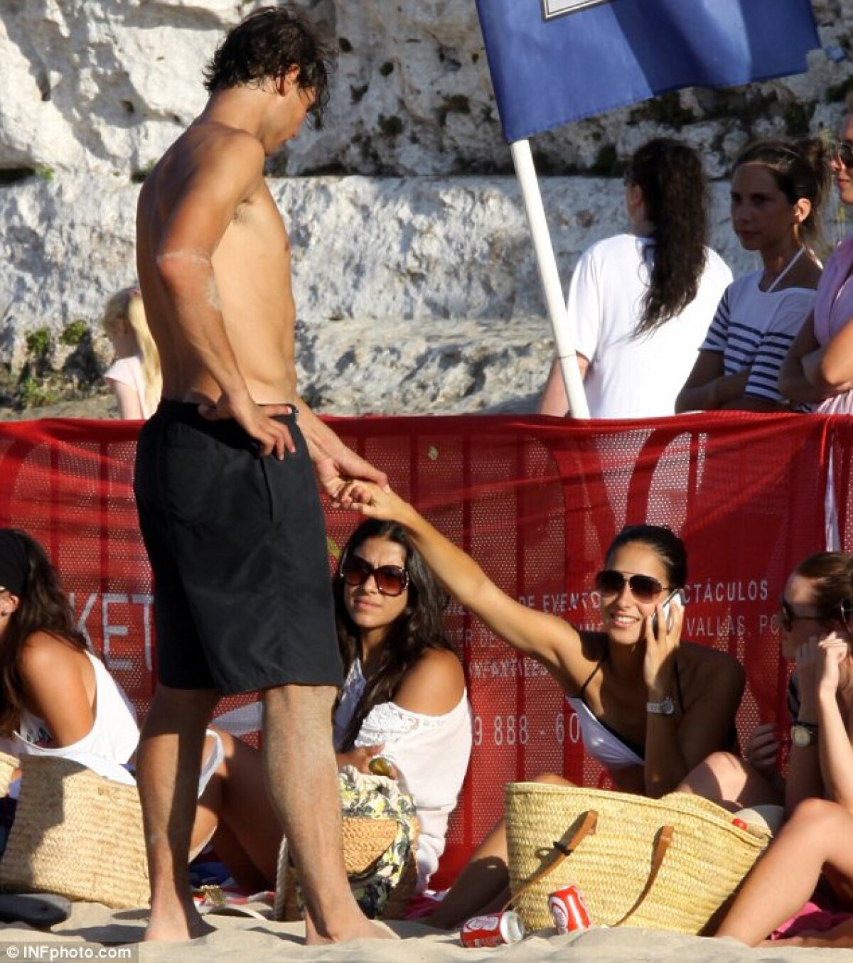 FOTO Rafael Nadal s-a distrat cu prietena pe plajă