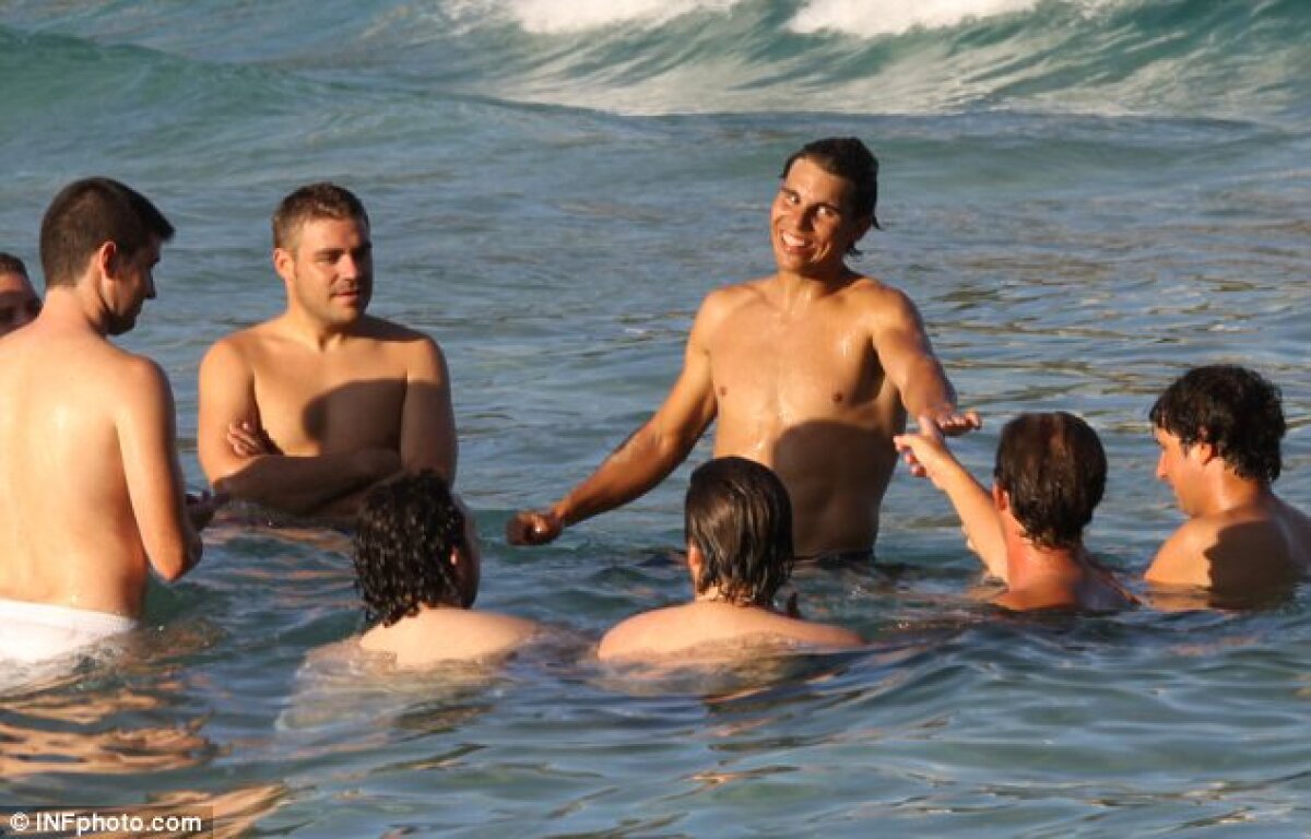 FOTO Rafael Nadal s-a distrat cu prietena pe plajă