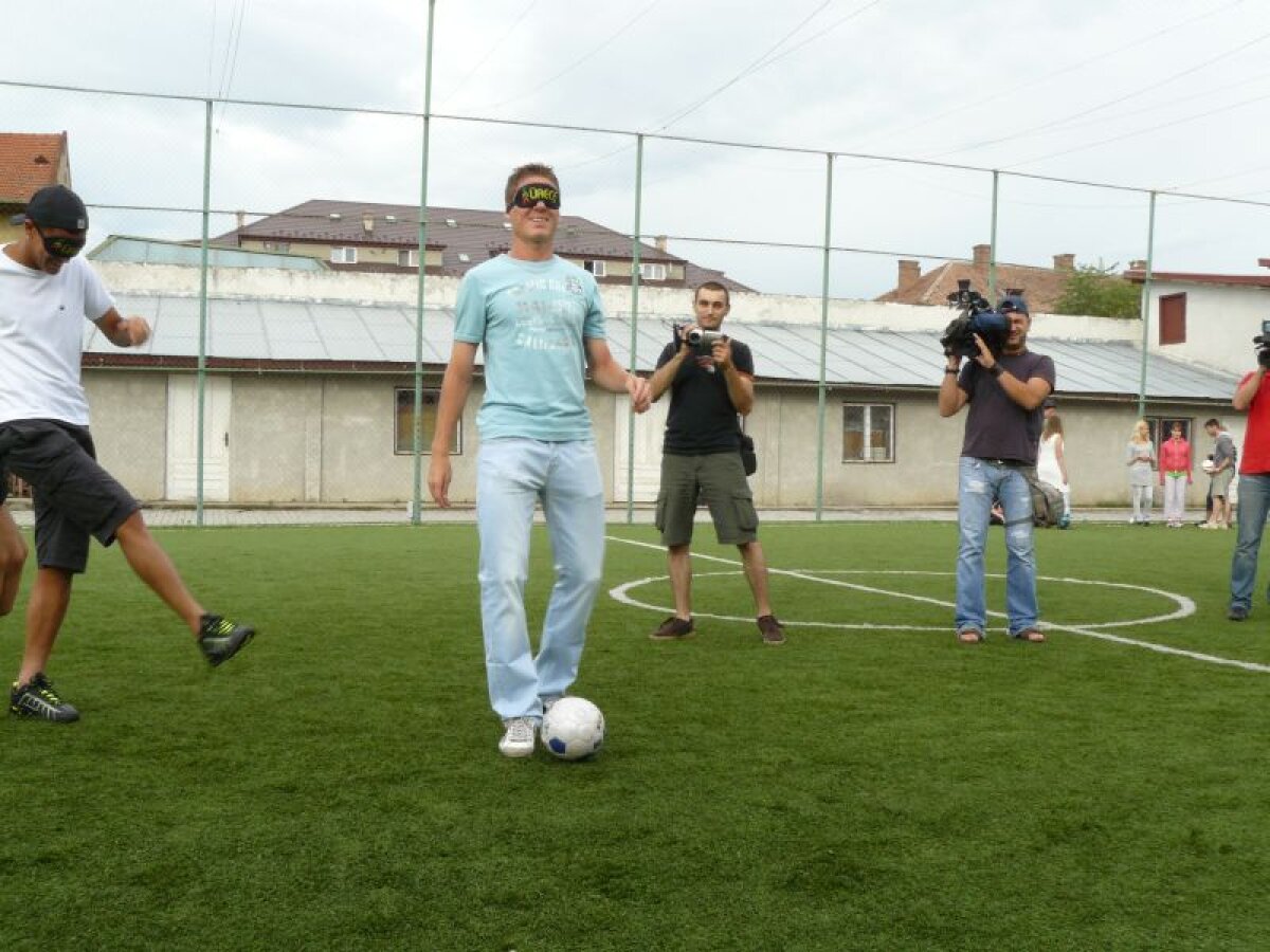 GALERIE FOTO » Noile achiziţii ale lui CFR au jucat fotbal la şcoala de nevăzători