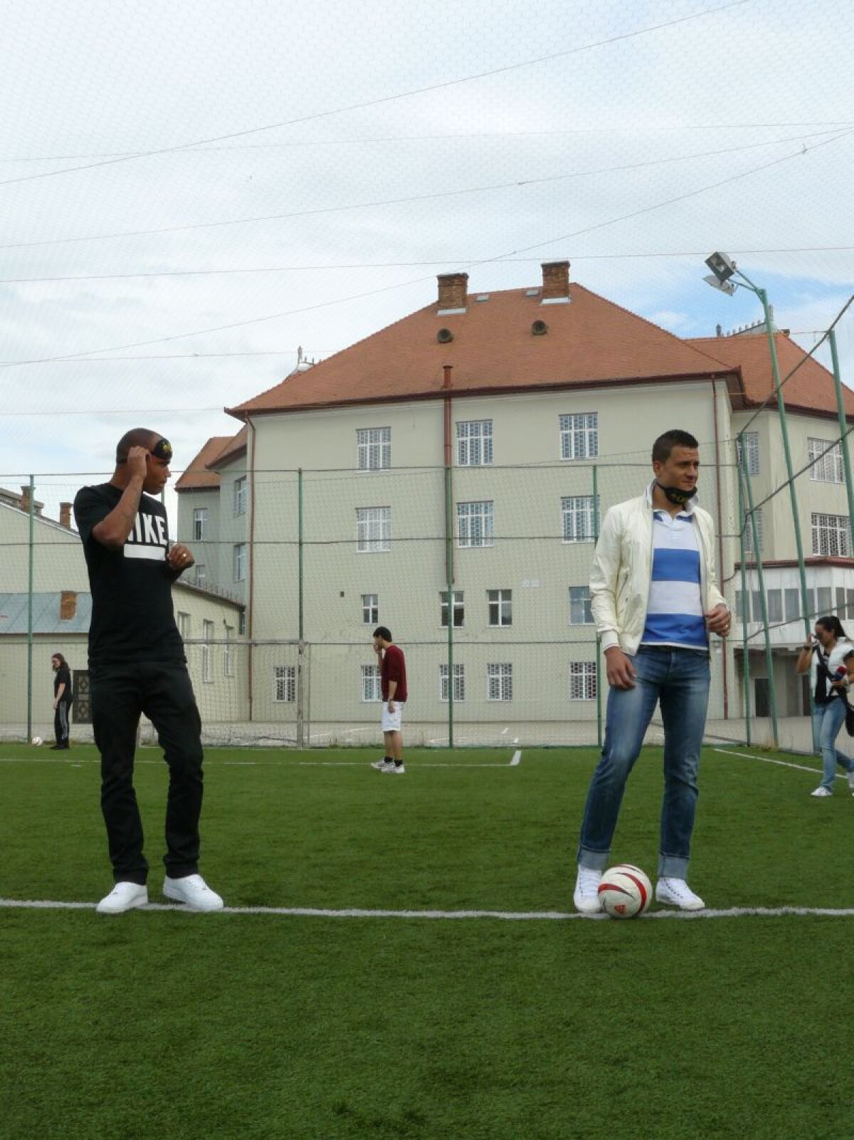 GALERIE FOTO » Noile achiziţii ale lui CFR au jucat fotbal la şcoala de nevăzători