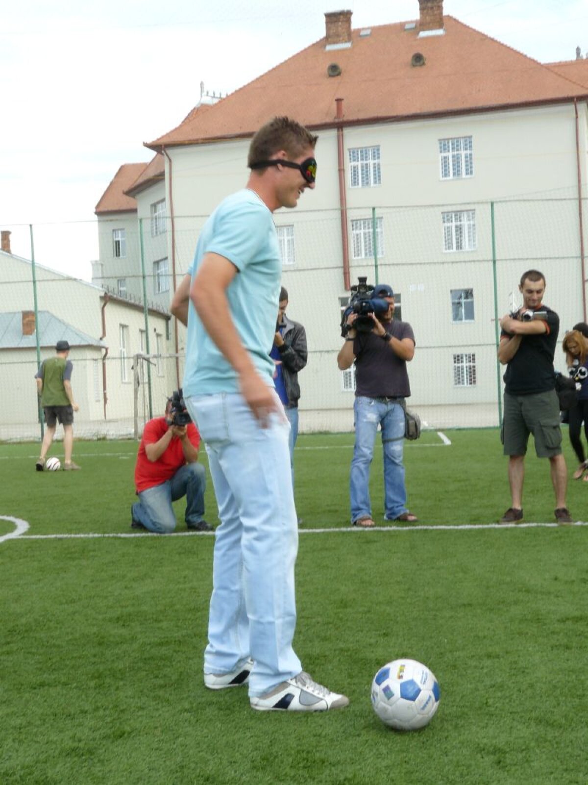 GALERIE FOTO » Noile achiziţii ale lui CFR au jucat fotbal la şcoala de nevăzători