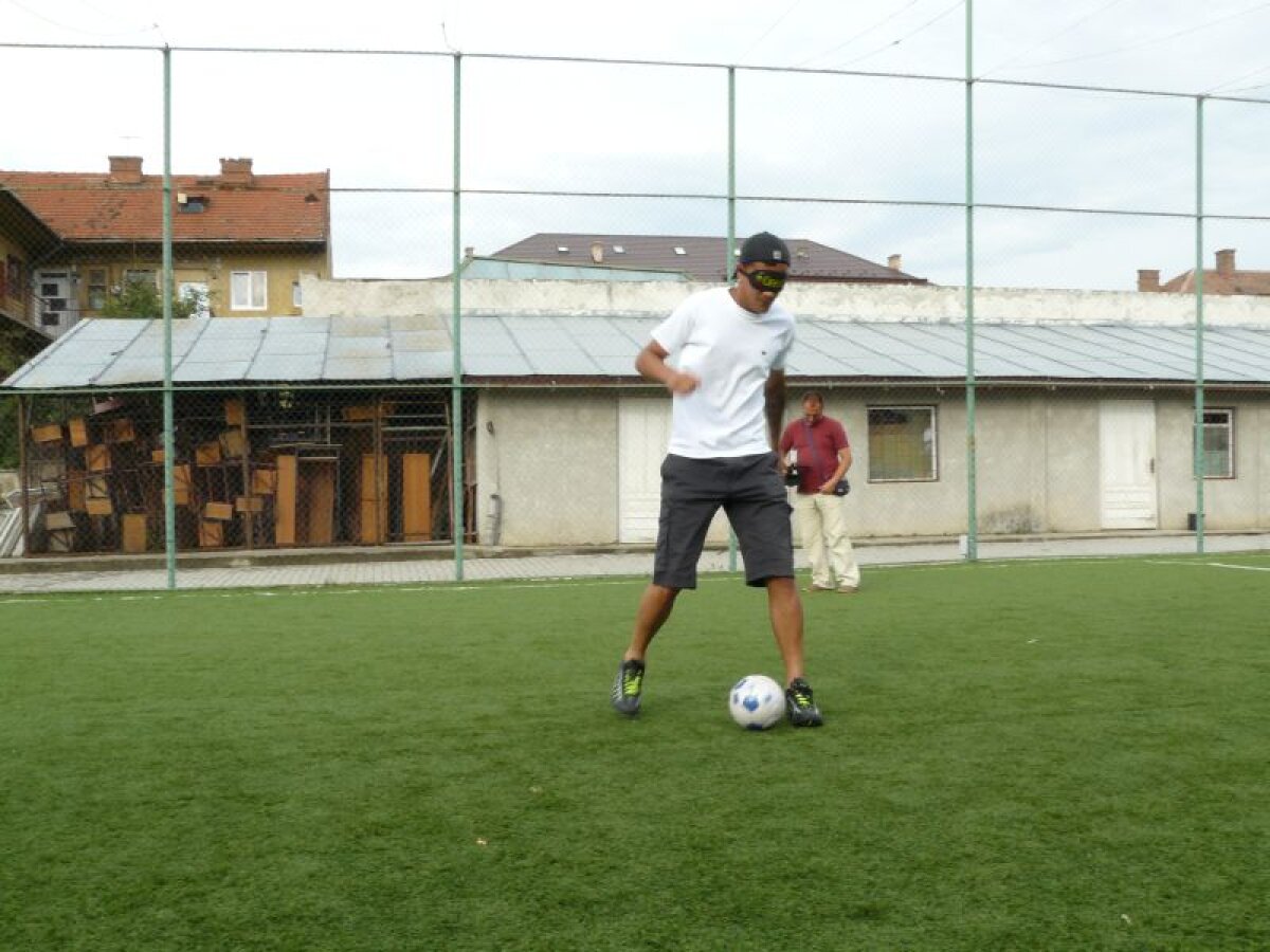 GALERIE FOTO » Noile achiziţii ale lui CFR au jucat fotbal la şcoala de nevăzători