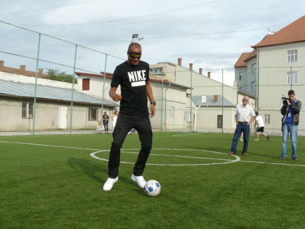 GALERIE FOTO » Noile achiziţii ale lui CFR au jucat fotbal la şcoala de nevăzători