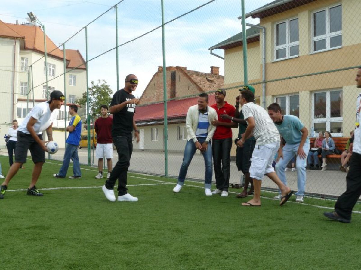 GALERIE FOTO » Noile achiziţii ale lui CFR au jucat fotbal la şcoala de nevăzători