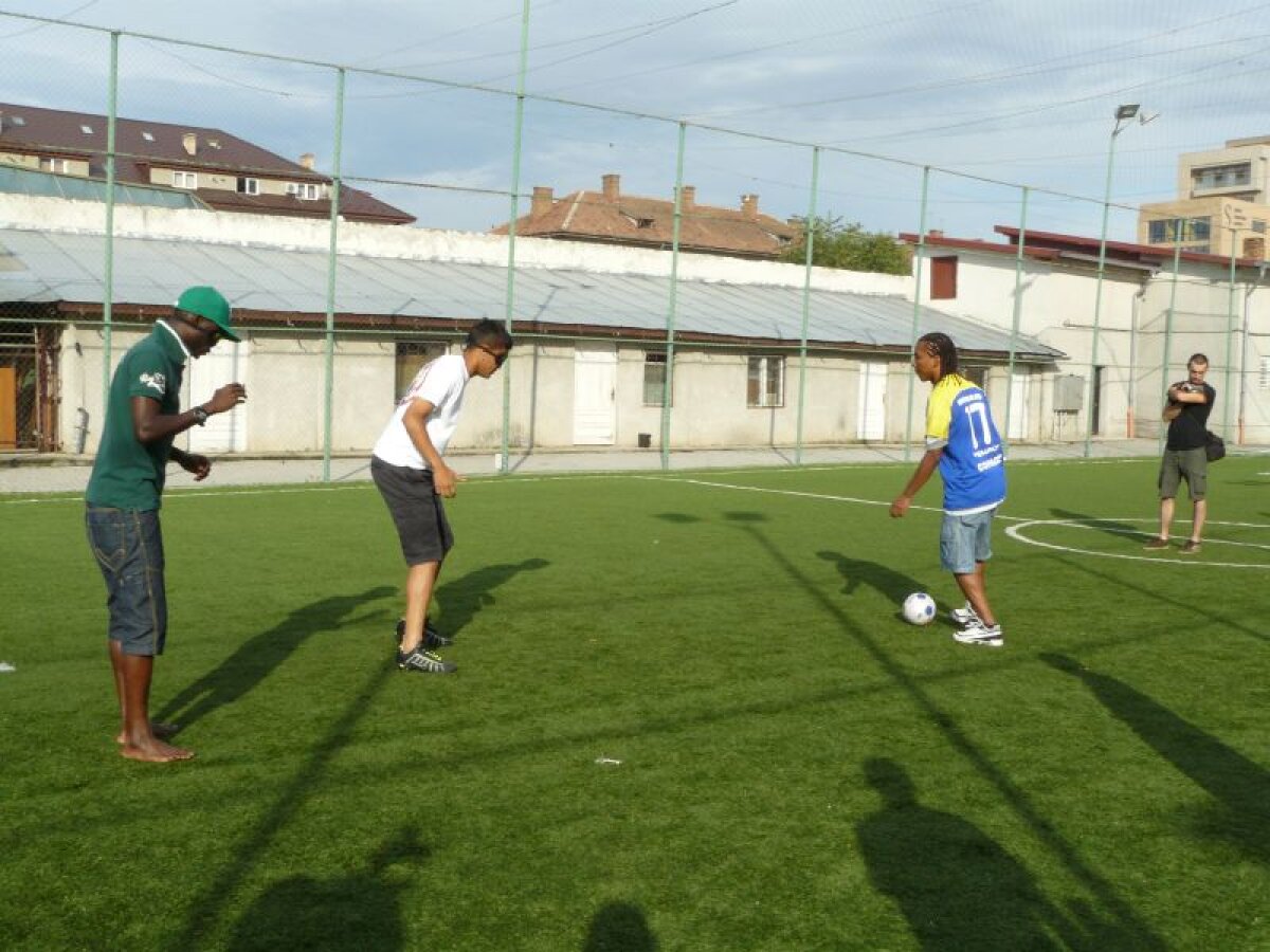 GALERIE FOTO » Noile achiziţii ale lui CFR au jucat fotbal la şcoala de nevăzători