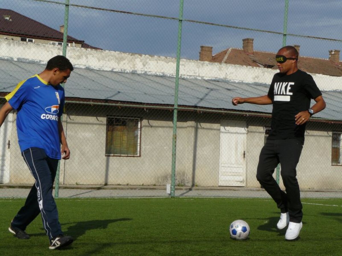 GALERIE FOTO » Noile achiziţii ale lui CFR au jucat fotbal la şcoala de nevăzători