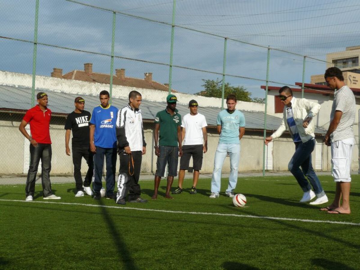 GALERIE FOTO » Noile achiziţii ale lui CFR au jucat fotbal la şcoala de nevăzători