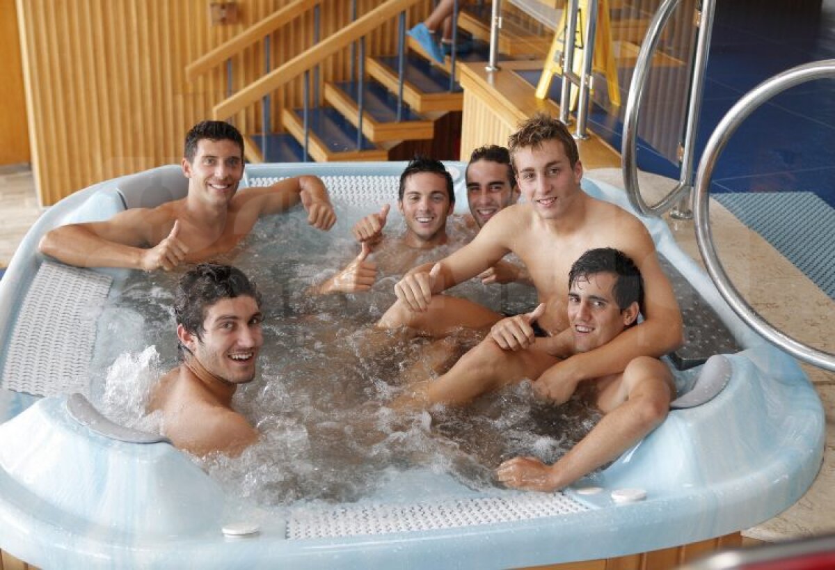 FOTO EXCLUSIV Spania U19 » Ieri au predat tiki-taka, astăzi s-au relaxat la piscină