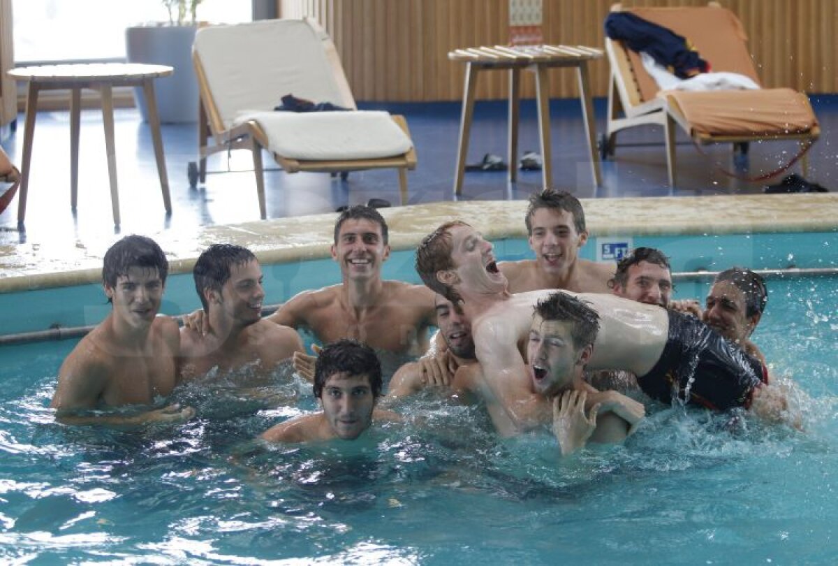 FOTO EXCLUSIV Spania U19 » Ieri au predat tiki-taka, astăzi s-au relaxat la piscină