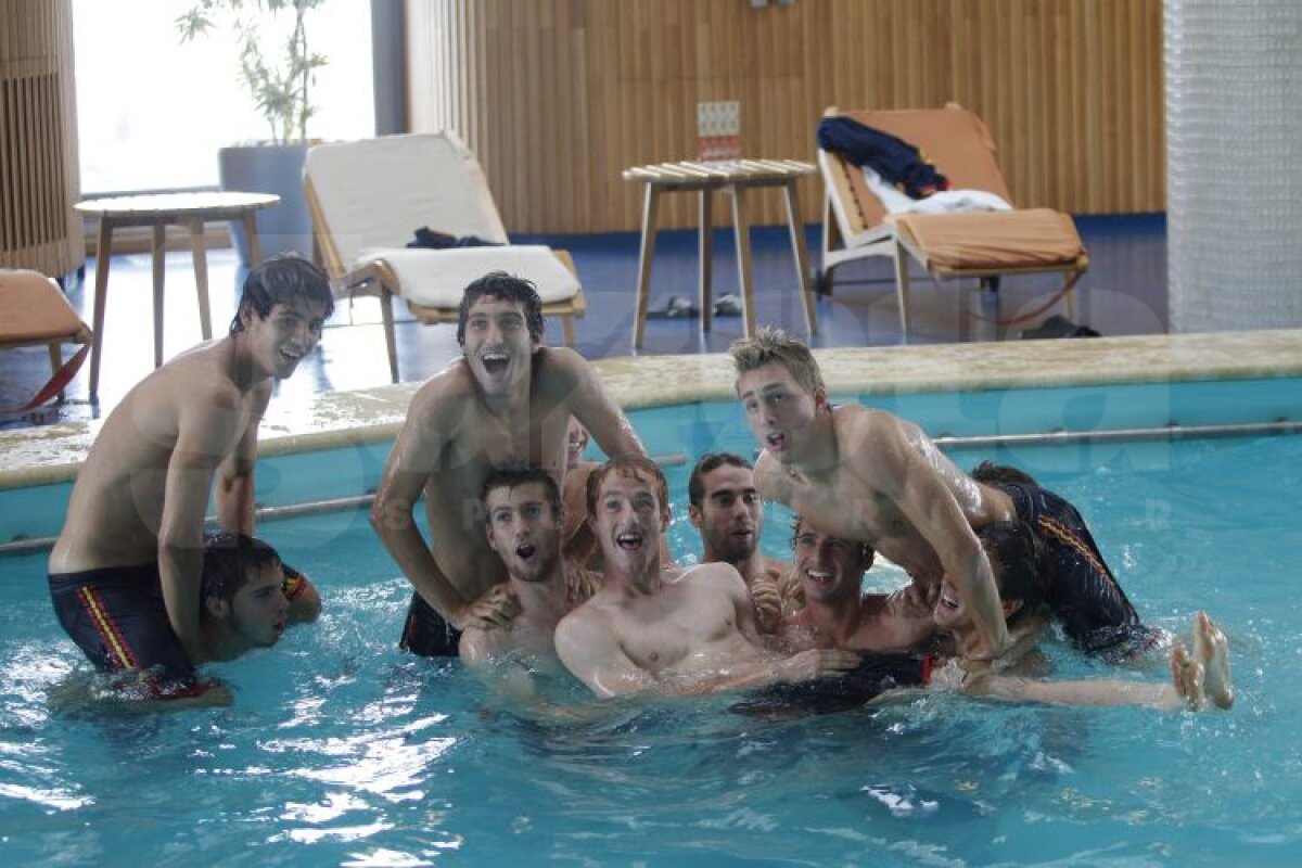 FOTO EXCLUSIV Spania U19 » Ieri au predat tiki-taka, astăzi s-au relaxat la piscină