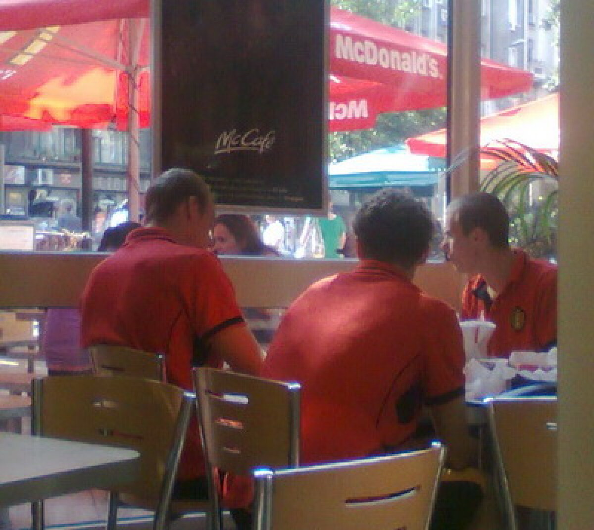 Jucătorii naţionalei Belgiei s-au îndopat cu produsele unui fast-food din Piaţa Romană!