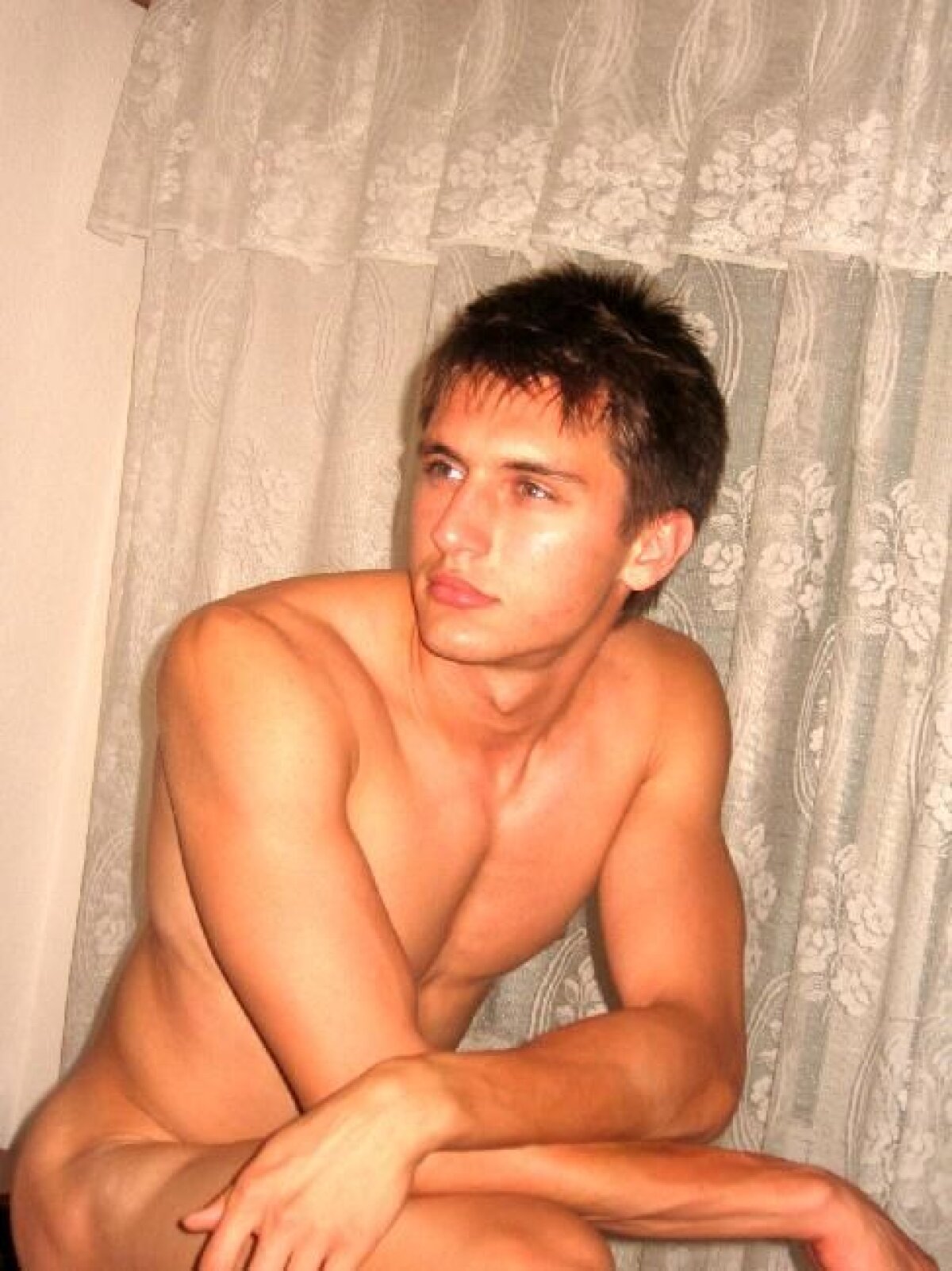 Steaua joacă un fotbal demn de anii '60, dar jucătorii rămîn în pas cu moda » Tactica gulerelor ridicate: cîrnaţi, scandaluri sexuale, tatuaje şi poze caraghioase