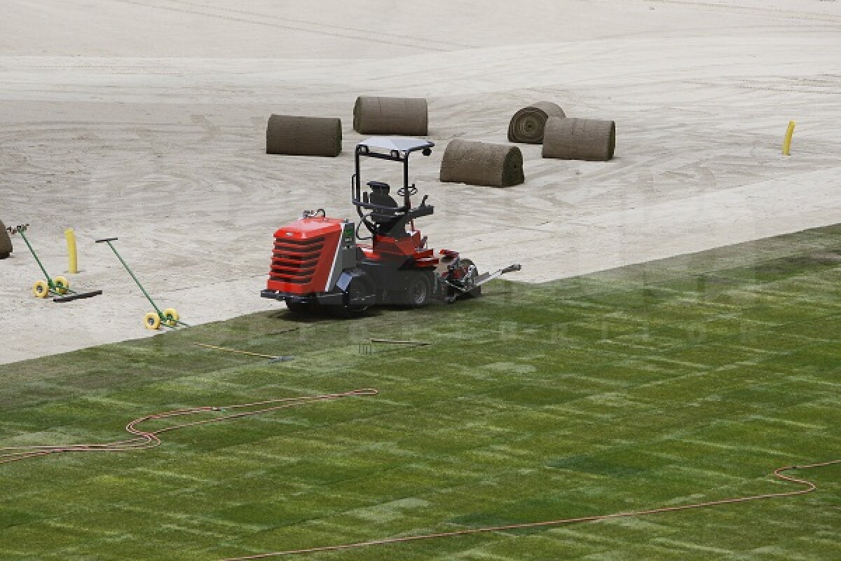 SUPERFOTO Se montează gazonul pe Naţional Arena! Vezi imagini spectaculoase!
