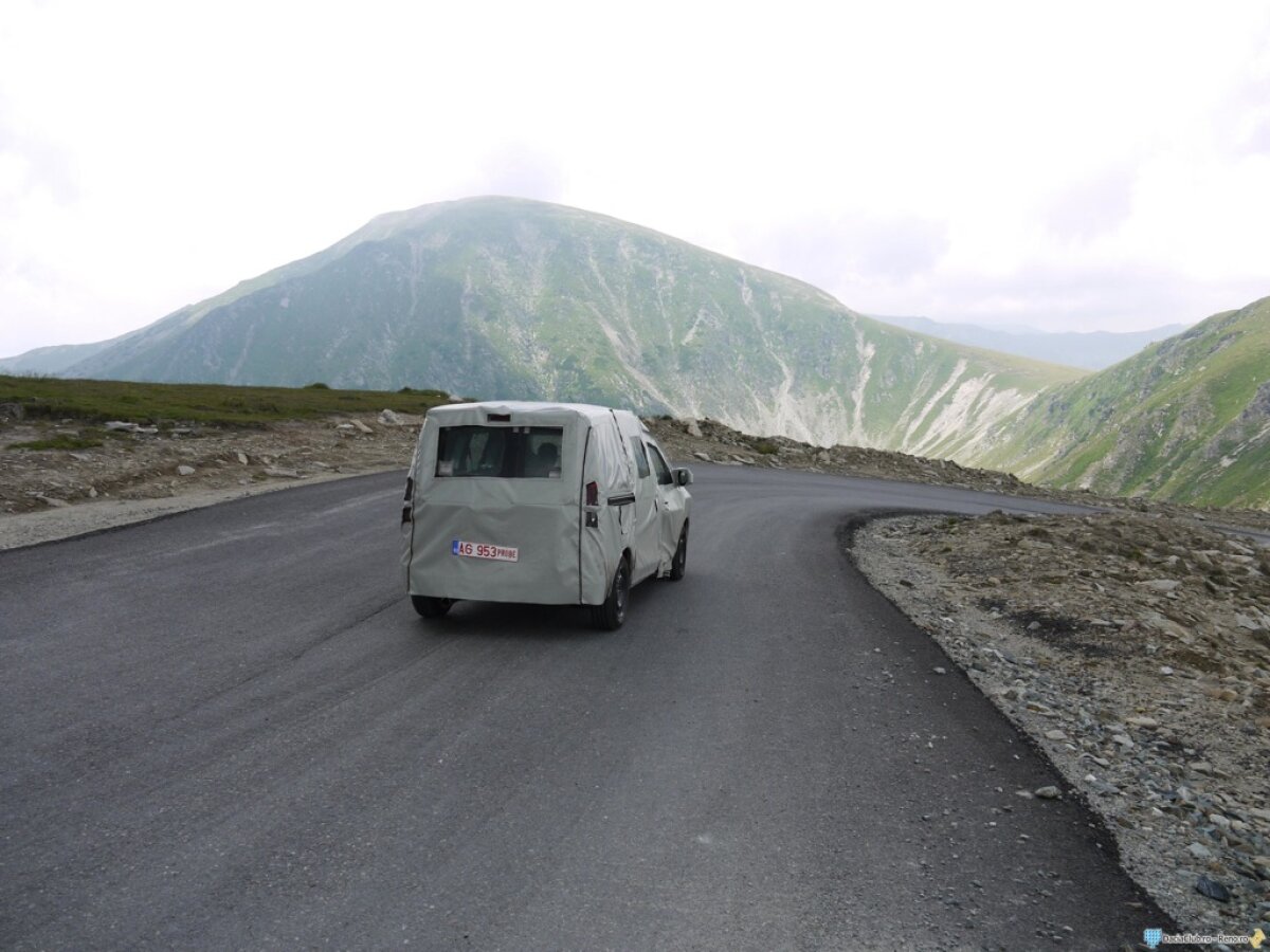 FOTO Dacia Popster, spionată pe Transalpina