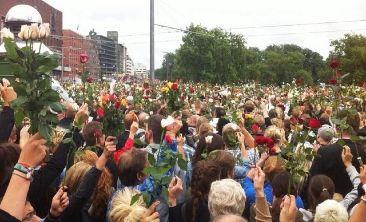O imagine emoţionantă din Norvegia: 200.000 de trandafiri în memoria celor 76 de victime!