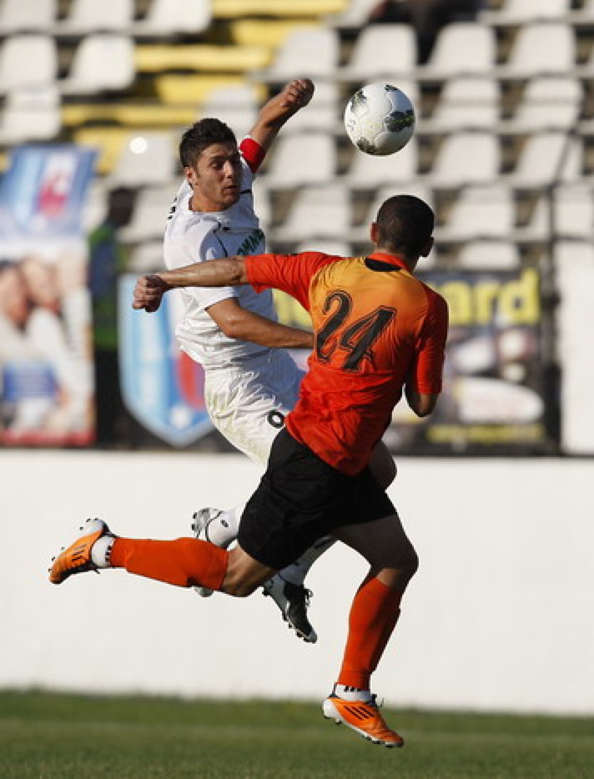 FOTO » Ceahlăul obţine un punct norocos în Regie după un gol ca la biliard