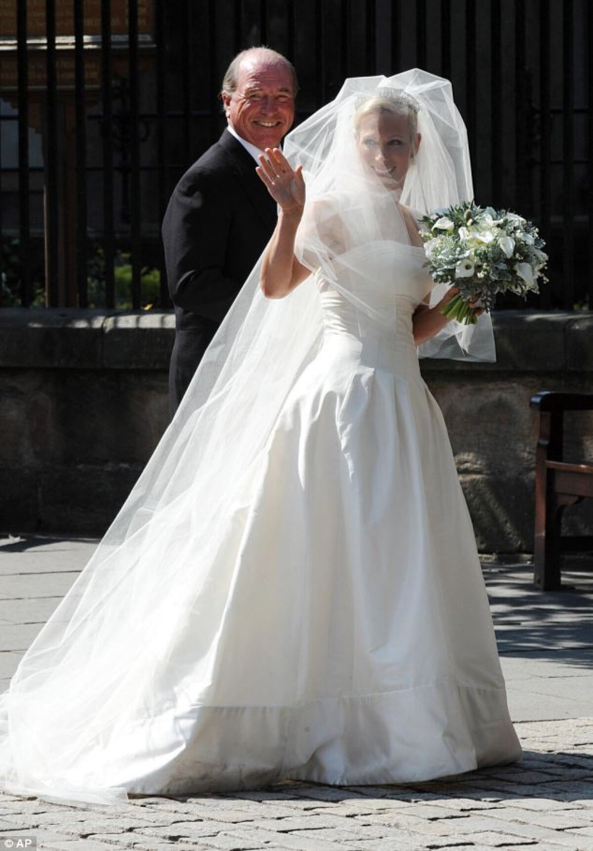 FOTO Un rugbyst în familia regală britanică: Mike Tindall s-a căsătorit cu Zara Phillips