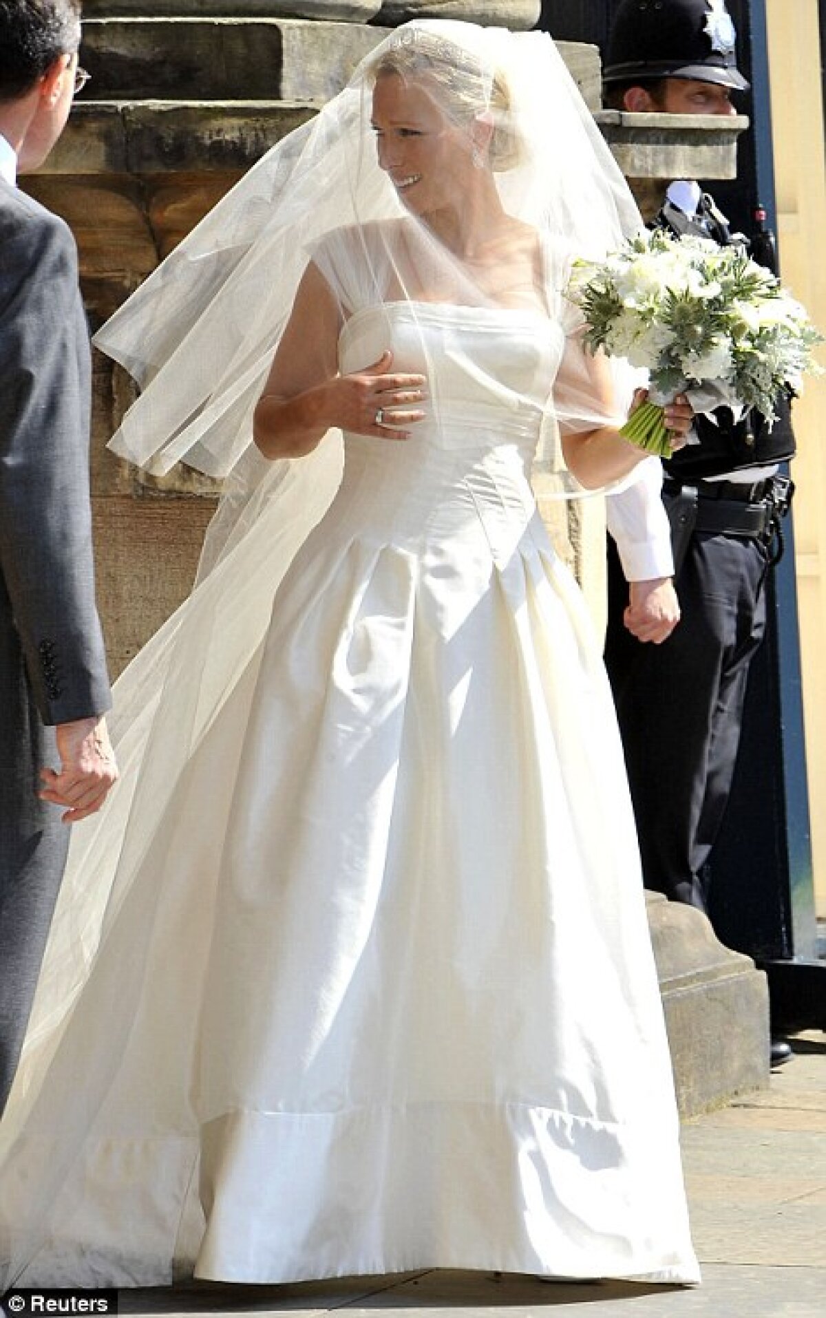 FOTO Un rugbyst în familia regală britanică: Mike Tindall s-a căsătorit cu Zara Phillips