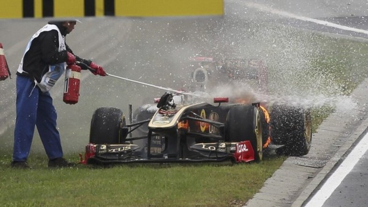 FOTO! Aproape de tragedie! Heidfeld a ieşit din monopost cu cîteva secunde înainte să explodeze