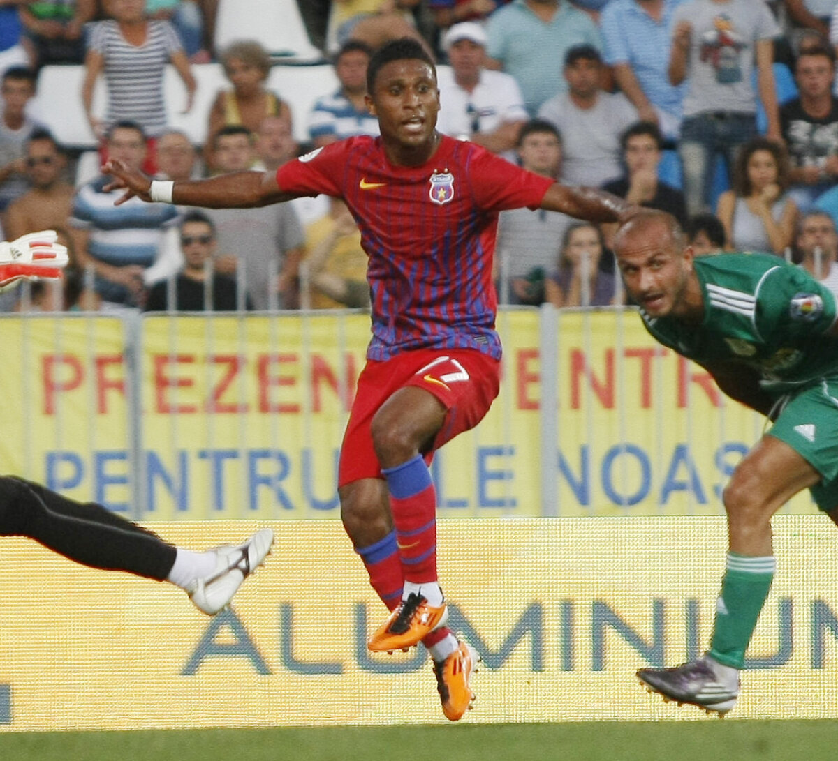 Cronica partidei Steaua - Mioveni 4-0 » Roş-albaştrii au luat un antidepresiv verde