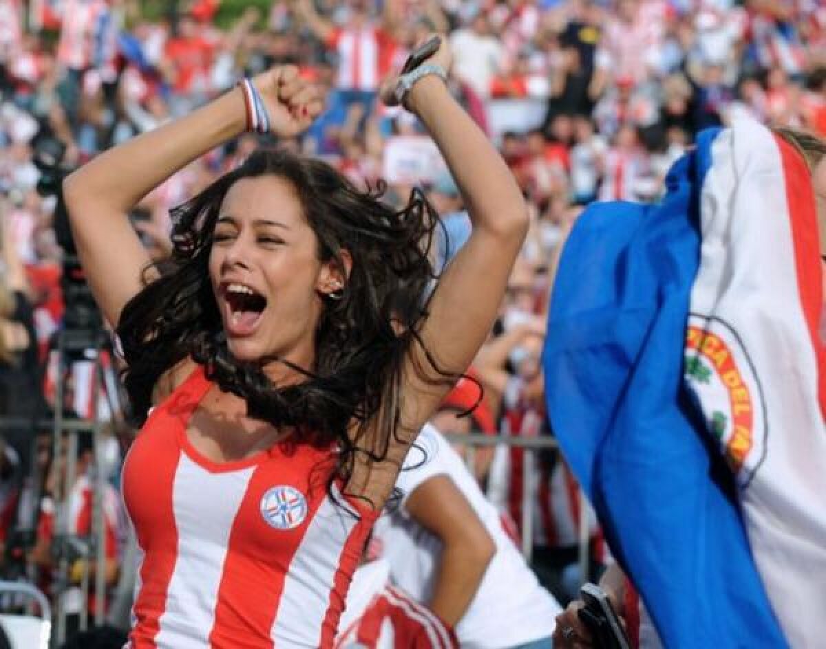 FOTO » Fetele sexy fac spectacol la meciurile de fotbal