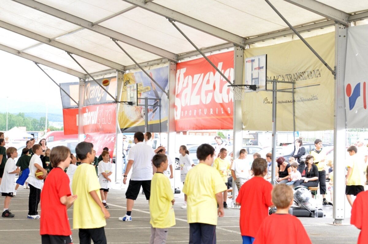 FOTO » 600 de copii învaţă baschet la ”Ghiţă Mureşan Summer Camp Tour”