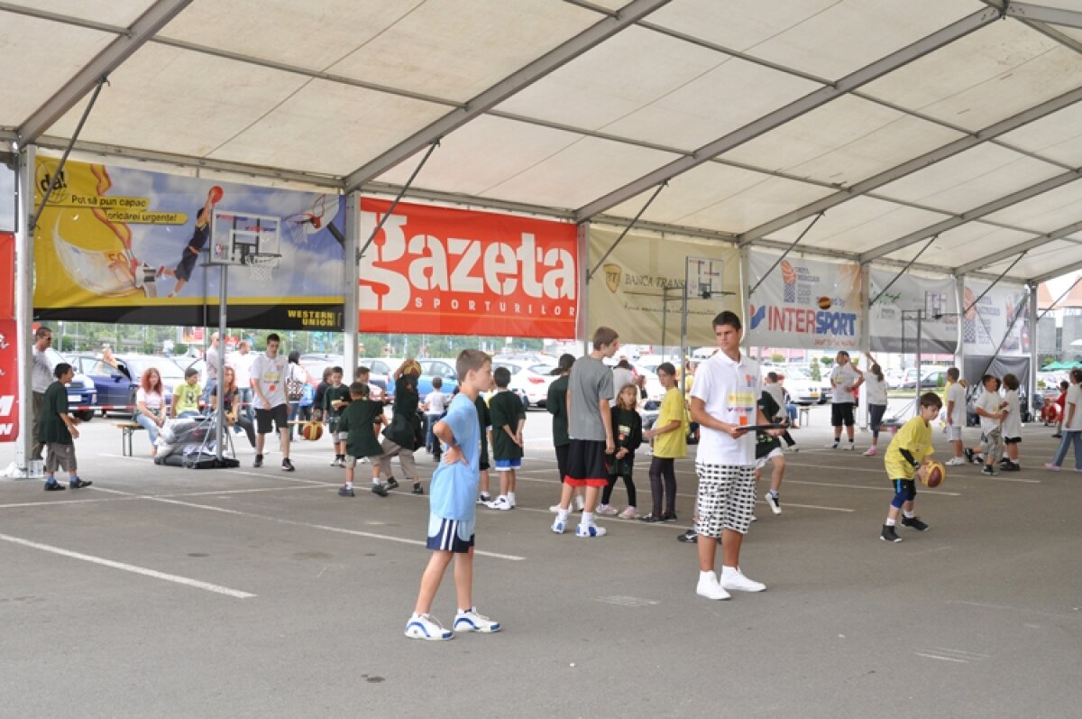FOTO » 600 de copii învaţă baschet la ”Ghiţă Mureşan Summer Camp Tour”
