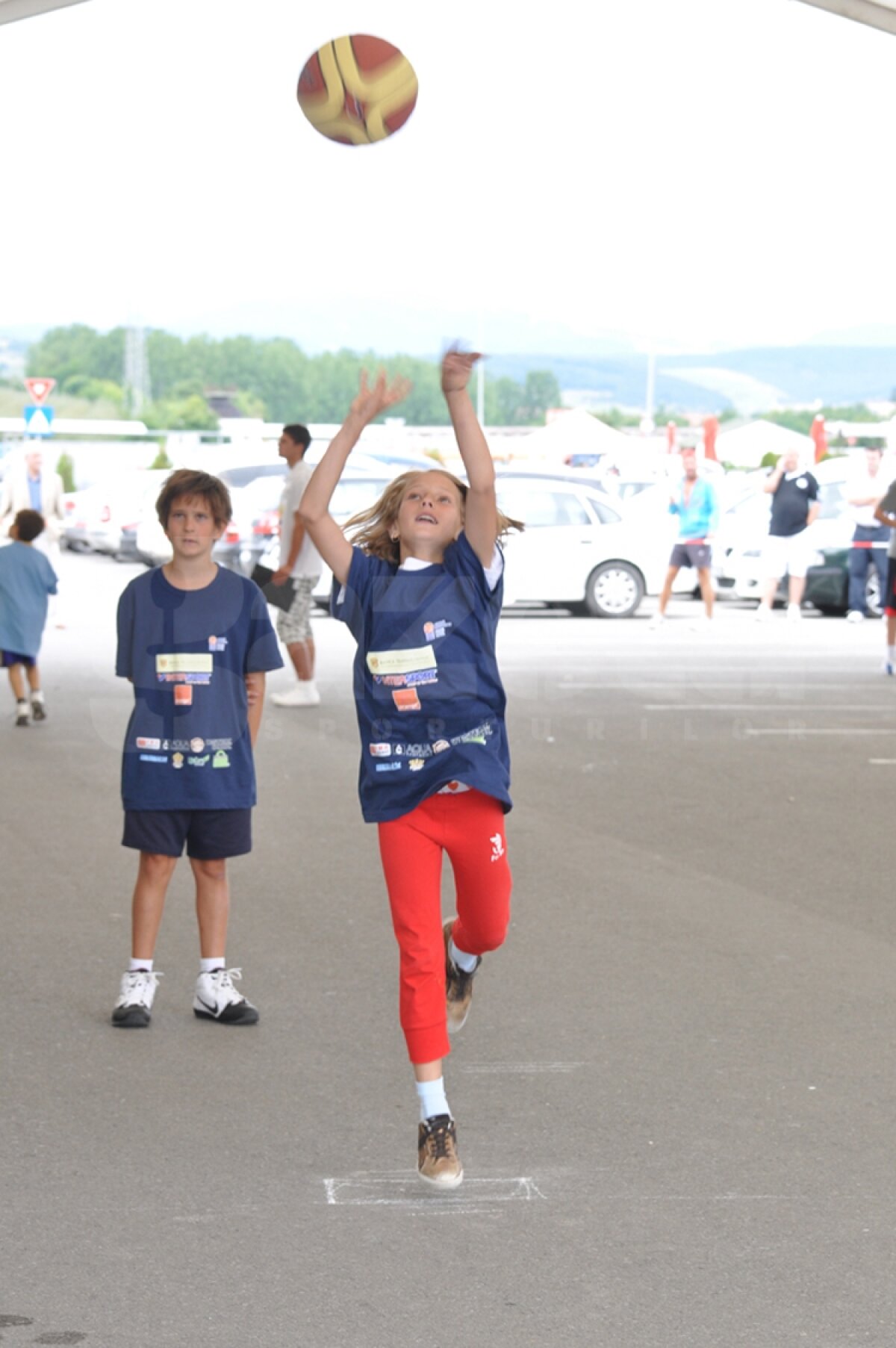 FOTO » 600 de copii învaţă baschet la ”Ghiţă Mureşan Summer Camp Tour”