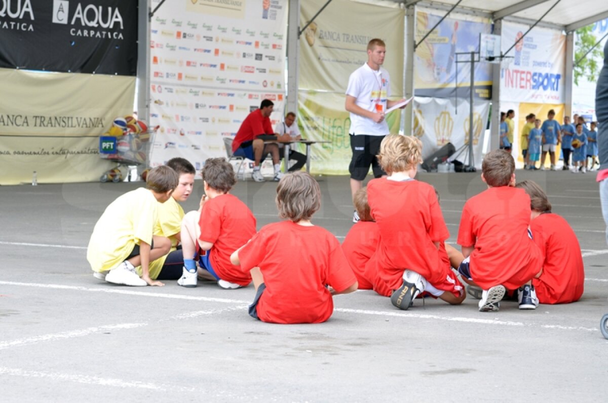 FOTO » 600 de copii învaţă baschet la ”Ghiţă Mureşan Summer Camp Tour”