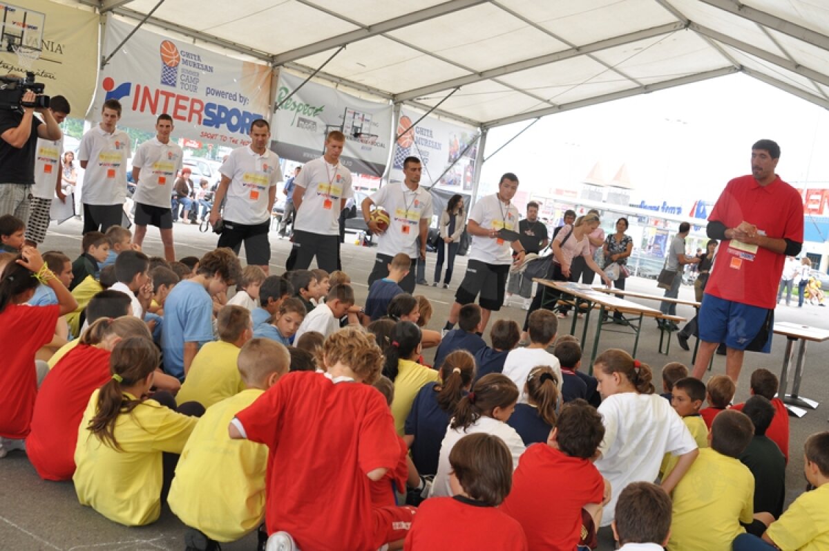 FOTO » 600 de copii învaţă baschet la ”Ghiţă Mureşan Summer Camp Tour”