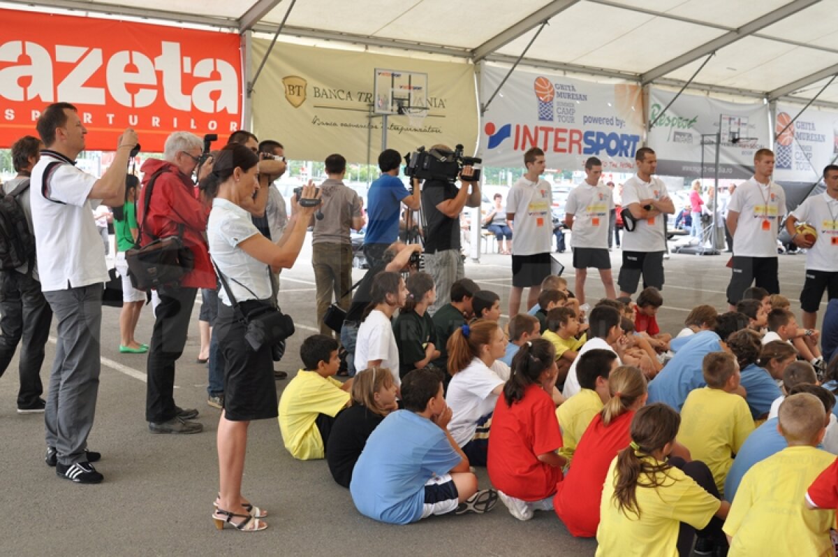 FOTO » 600 de copii învaţă baschet la ”Ghiţă Mureşan Summer Camp Tour”