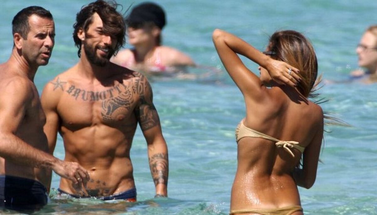 Giorgia Palmas, la plajă cu biciclistul Vittorio Brumotti