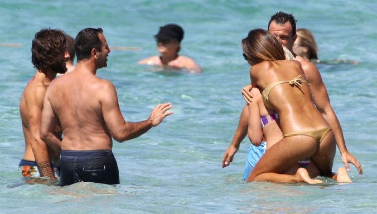 Giorgia Palmas, la plajă cu biciclistul Vittorio Brumotti