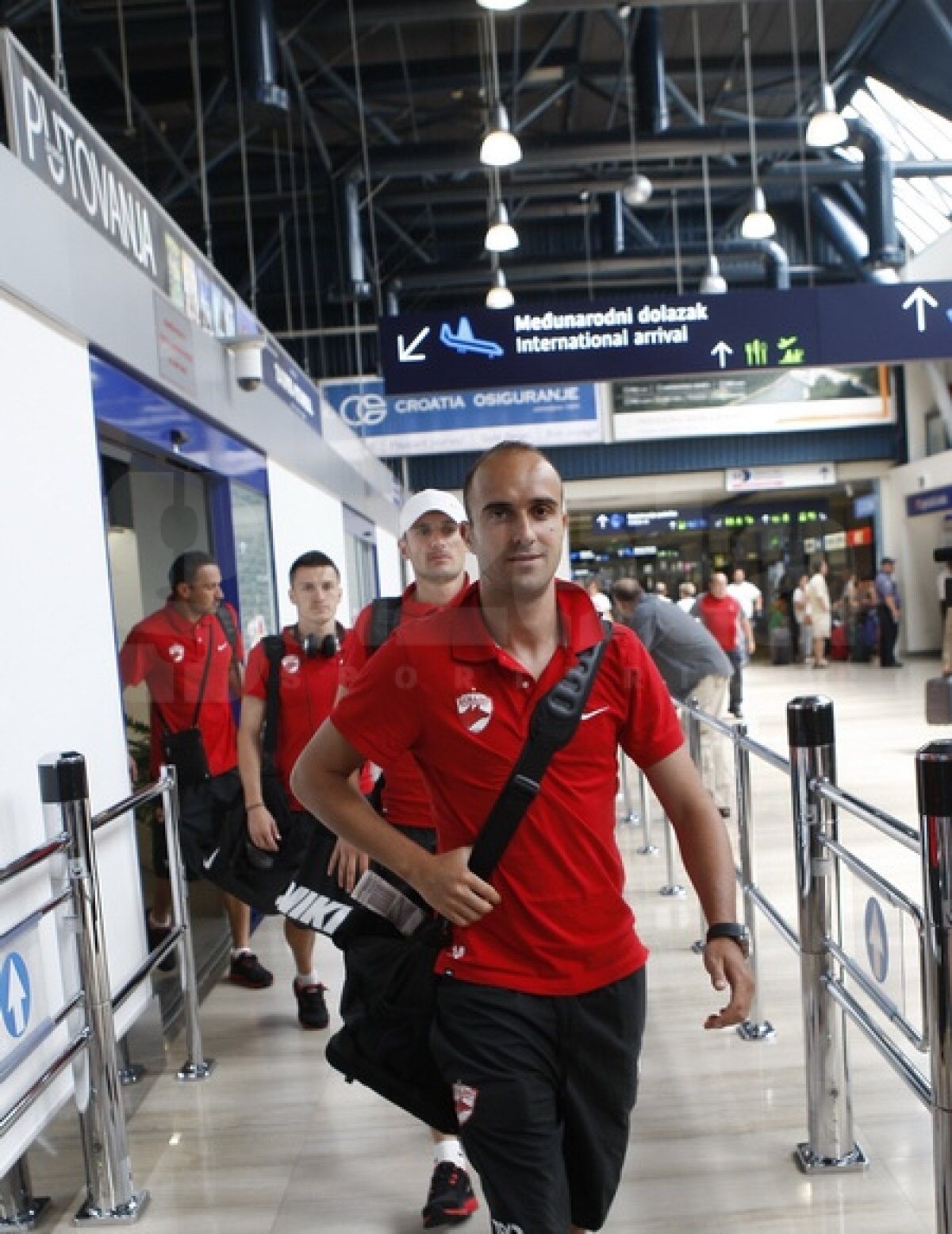 Dinamo s-a antrenat în Croaţia pentru returul cu Varazdin. Alexe a surprins cu noul său look