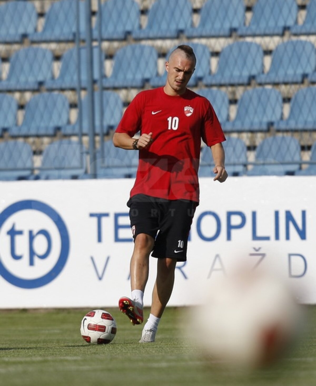 Dinamo s-a antrenat în Croaţia pentru returul cu Varazdin. Alexe a surprins cu noul său look