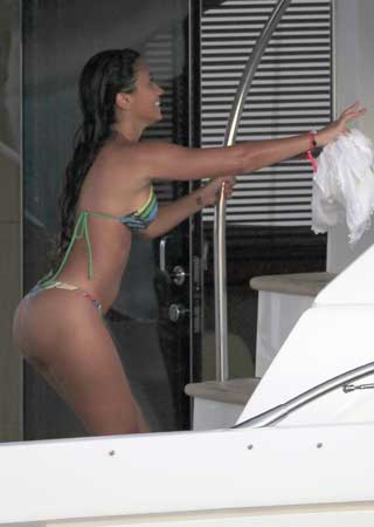 GALERIE FOTO » Iubita lui Messi ar înnebuni pe oricine cu formele sale! L-a convins pe Leo să se împace cu ea