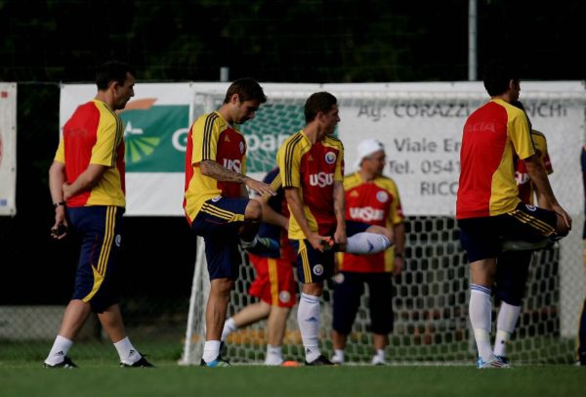 FOTO "Tricolorii" s-au antrenat la Ricione » Mutu a fost asaltat de fani