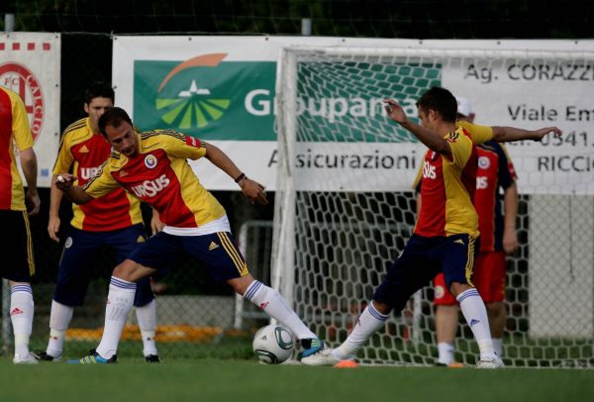 FOTO "Tricolorii" s-au antrenat la Ricione » Mutu a fost asaltat de fani