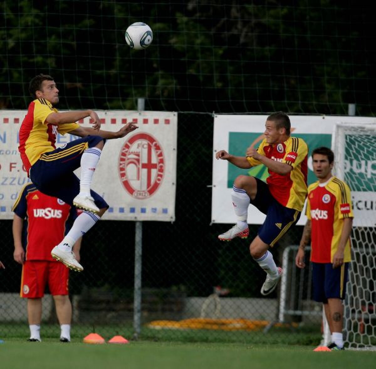 FOTO "Tricolorii" s-au antrenat la Ricione » Mutu a fost asaltat de fani